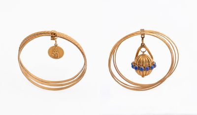 Deux bracelets en or L'un de cinq bracelets séparés composés… - Photo 1