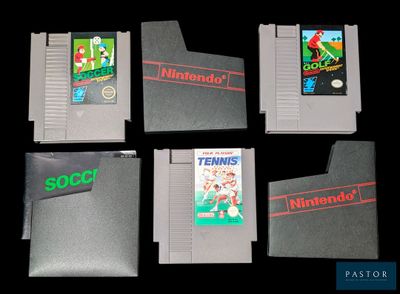 Six jeux Nintendo sont alignés les uns à côté des autres sur une surface noire
