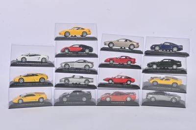 de nombreux modèles de voitures différents exposés dans une vitrine