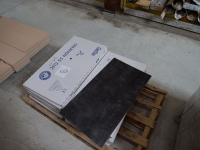 de nombreuses caisses empilées les unes sur les autres sur une palette dans un entrepôt