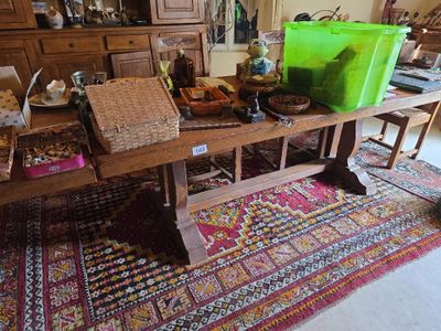 une table avec des paniers posés dessus dans un salon