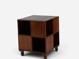 une image représentant une petite table en bois sur laquelle sont posés quatre cubes montés sur roulettes