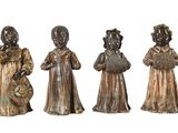trois figurines en bronze représentant des enfants avec des paniers et un panier