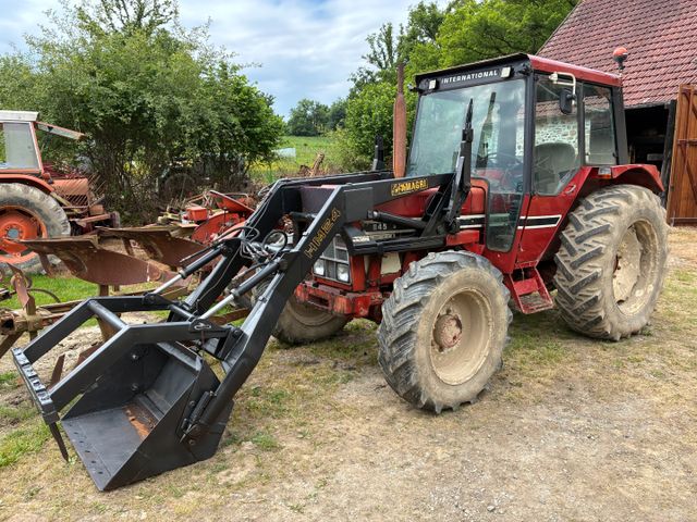 Tracteur agricole INTERNATIONAL 845, immatriculée HD-981-RZ, 1ere