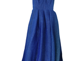 une photo d'une robe bleue sur un mannequin