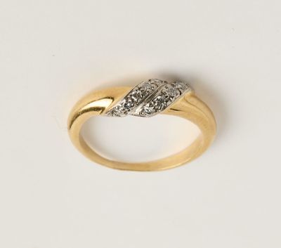gros plan d'une bague en or ornée de deux diamants