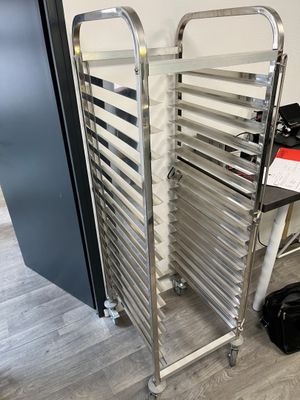 une étagère métallique sur laquelle sont posés plusieurs plateaux