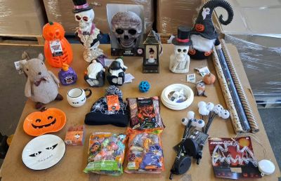 une table sur laquelle se trouvent de nombreux objets