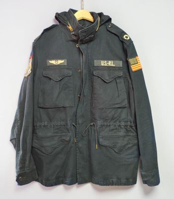 une vieille veste de l'armée de l'air américaine accrochée au mur