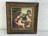 une vieille photo représentant un tableau où l'on voit une femme tenant un bébé dans ses bras