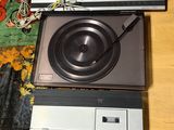 une chaîne hi-fi posée sur une table en bois
