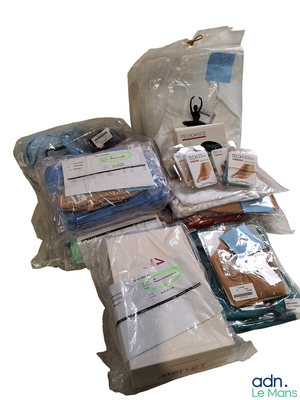 de nombreux sacs de nourriture posés sur une table
