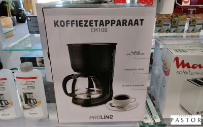 une boîte sur laquelle est posée une cafetière, exposée en vitrine