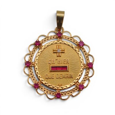 Gros plan sur une médaille d'or ornée d'une croix