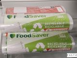 trois rouleaux de film alimentaire « Food Saver » exposés dans un magasin