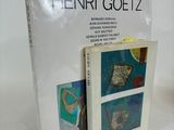 Deux livres sont posés l'un à côté de l'autre sur une surface blanche.
