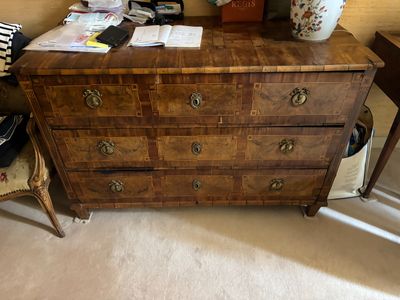 une commode sur laquelle est posé un vase