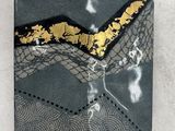 carreau carré noir et doré orné d'un motif de feuilles d'or