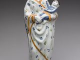 figurine d'une femme tenant un enfant dans ses bras