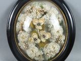 un plat noir et doré orné de fleurs