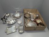 une boîte remplie d'objets en argent posée sur une table