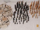 un grand nombre d'objets différents posés sur une table