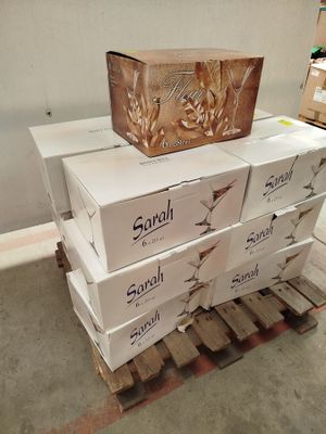 plusieurs boîtes empilées sur une palette