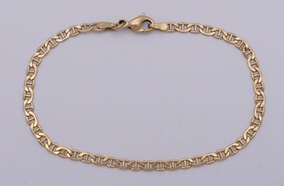 un bracelet en or jaune muni d'un maillon et d'un fermoir