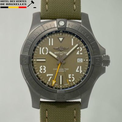 un gros plan d'une montre-bracelet avec un bracelet vert