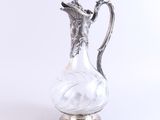 un vase en argent et en verre orné d'un oiseau