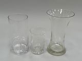 deux vases en verre posés l'un à côté de l'autre sur une table