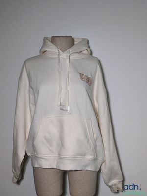 sweat à capuche blanc sur un mannequin, sur fond blanc
