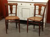 deux chaises placées à côté d'un lavabo dans une pièce