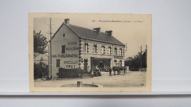 Peyrat-la-Nonière : La Place (HM 224), TBE, carte peu courante.