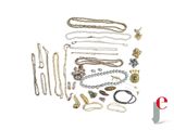de nombreux modèles différents de colliers et de bracelets sur fond blanc