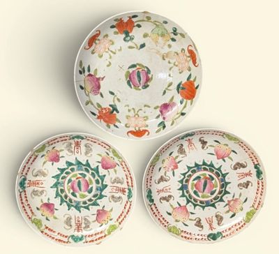 trois assiettes à motifs floraux posées sur une surface blanche