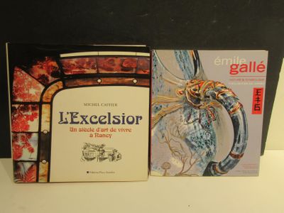 deux livres posés l'un à côté de l'autre sur une table