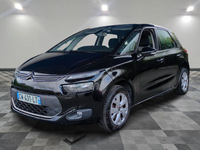 une Citroën noire garée dans un garage au sol carrelé