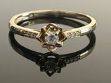 gros plan d'une bague en diamant sur une surface réfléchissante