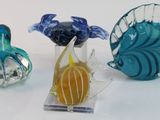 trois vases en verre posés sur une table