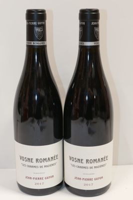 deux bouteilles de vin posées l'une à côté de l'autre sur une table