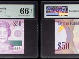 trois types de monnaie différents exposés dans une vitrine