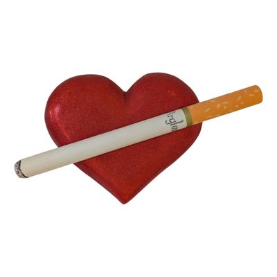 une cigarette en forme de cœur et une cigarette en forme de cœur