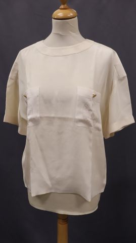 CHANEL Boutique – Top à manches courtes en flanelle de soie beige...
