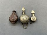 trois objets différents posés sur une table