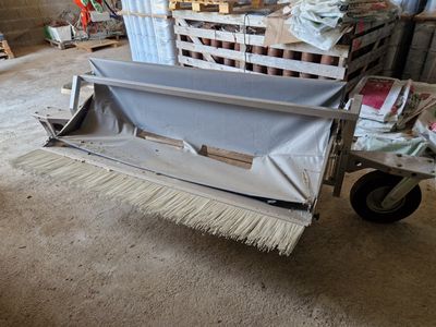 un chariot sur lequel est posée un balai