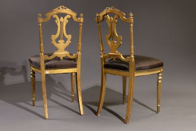 Paire de chaises dites de musicien en bois sculpté doré, le dossier aj - Photo 1