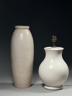 deux vases posés l'un à côté de l'autre sur une table