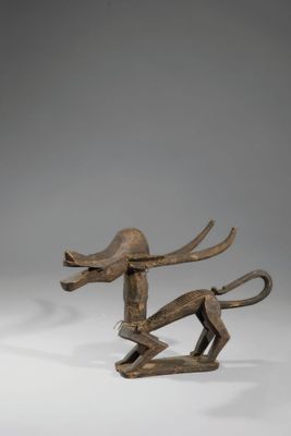 une image représentant une sculpture en bronze représentant un chien sur une surface blanche