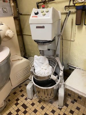 une photo d'une cuisine avec un mixeur et des toilettes